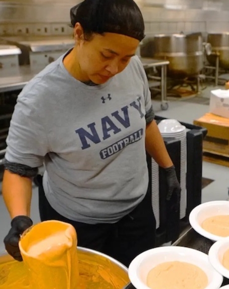 海军学院如何供餐 How The US Naval Academy Prepares 13500 Meals A Day For 4400 Midshipmen 2023的海报