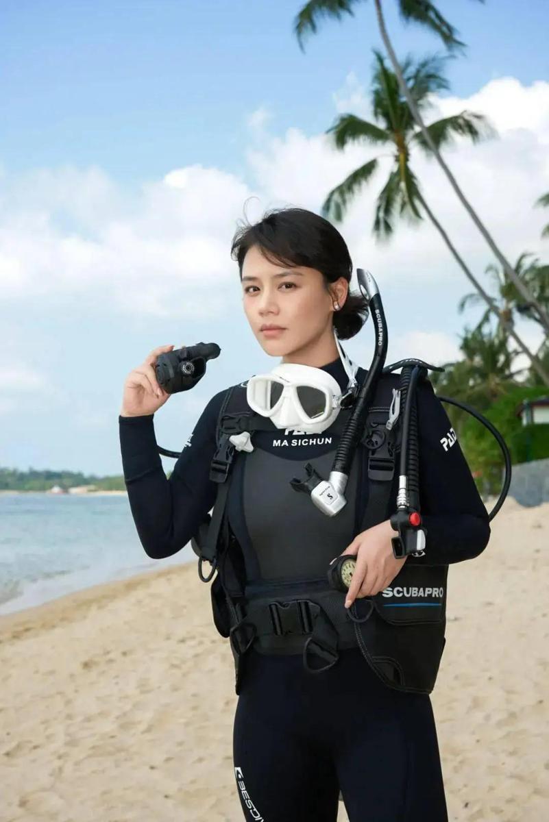 海洋守蔚者的海报