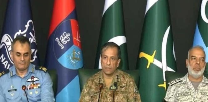 巴基斯坦空军中将简报巴印空战 Tri Services Joint Press Conference 2015的海报