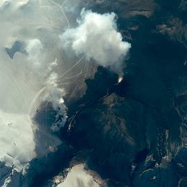 国家地理: 科学新发现 冰岛火山爆发 National Geographic Naked Science Iceland Volcano Eruption的海报